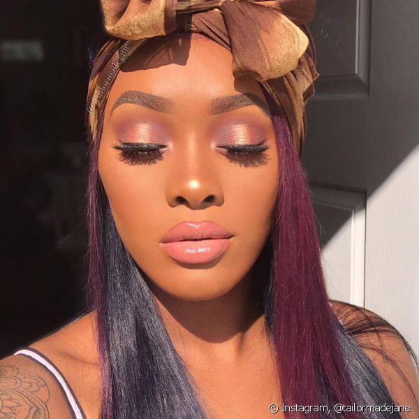 Tons de rosa e lilás podem ser usados nos olhos, mas precisam do equilíbrio do gloss rosinha na maquiagem para o dia (Foto: Instagram @tailormadejane)
